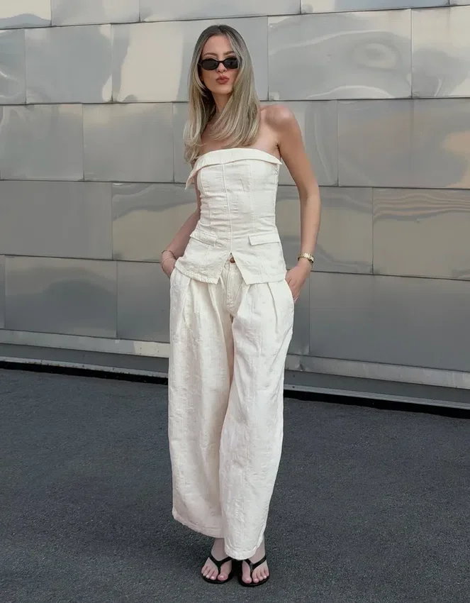 Wide-Leg Low-Rise Darted Jeans Wide-Leg Low-Rise Darted Jeans