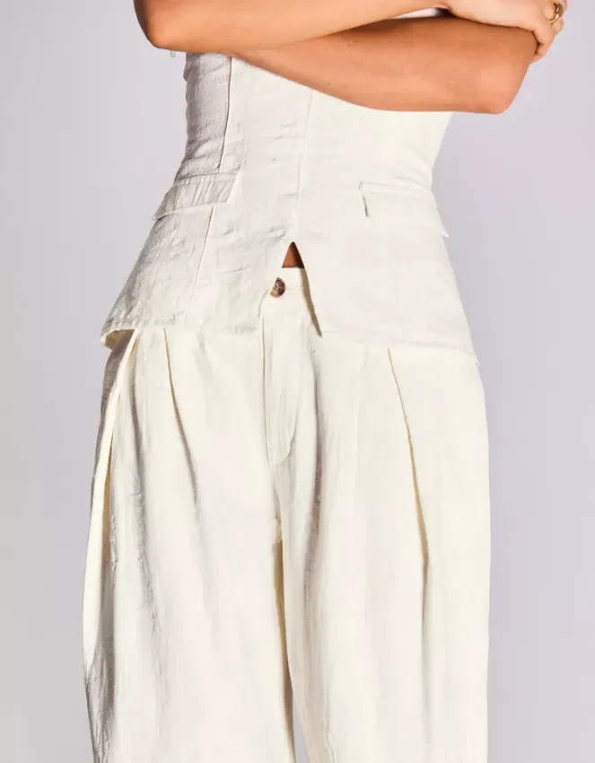 Wide-Leg Low-Rise Darted Jeans Wide-Leg Low-Rise Darted Jeans